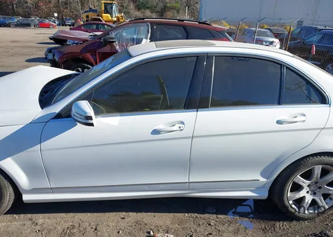 2013 Mercedes-Benz C 300 Sport 4Matic z USA, uszkodzony, nr VIN WDDGF8AB0DA811508